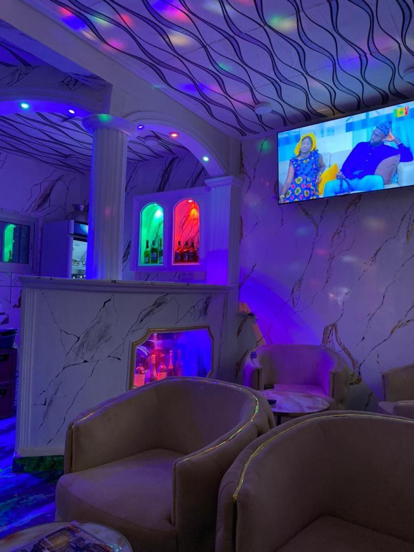 Cave Royale - Chambres-Studios-Apparts Meubles - Logpom Hopithal Des Soeurs Apres Camara Laye Douala Exterior photo