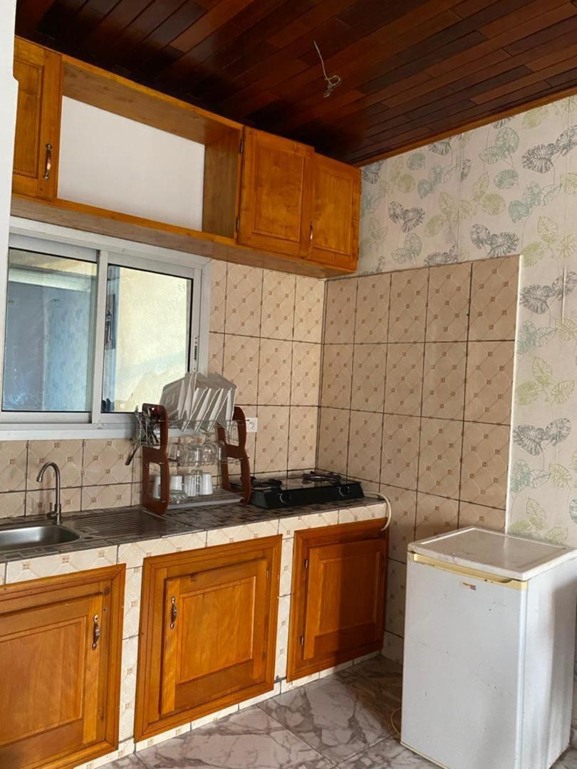 Cave Royale - Chambres-Studios-Apparts Meubles - Logpom Hopithal Des Soeurs Apres Camara Laye Douala Exterior photo