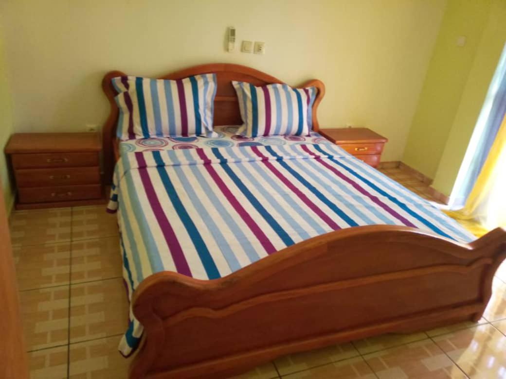 Cave Royale - Chambres-Studios-Apparts Meubles - Logpom Hopithal Des Soeurs Apres Camara Laye Douala Exterior photo